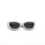 ⁦نظارة شمس نسائية Prada –PRA09S إطار أبيض فاخر وعدسات سوداء UV400⁩ - الصورة ⁦4⁩
